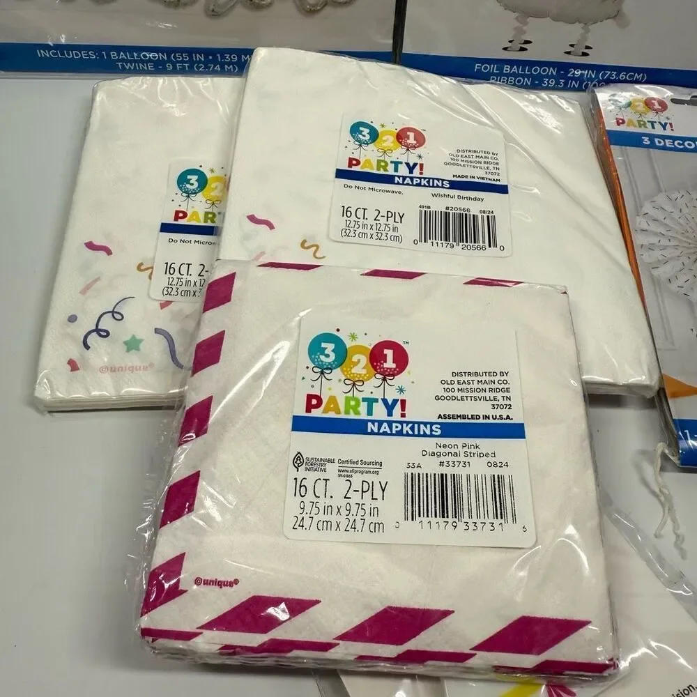 D18    Party Decorations- 7 piece Llama birthday decorations, ballon, napkins, p